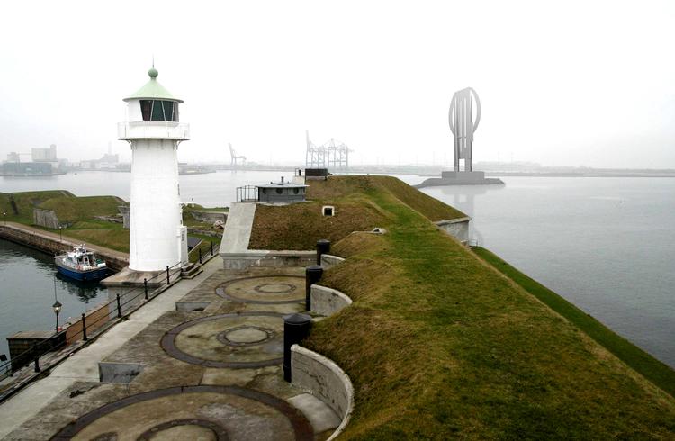 Egentlig var det meningen, at den store 72,5 meter høje skulptur skulle stå i indsejlingen til Københavns Havn. Men efter folkelige protester endte København med at sige nej tak til projektet. 