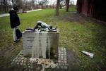 Skulpturen 'Ung såret mand' blev rejst i 1996 ved Frihedsmuseet i København til minde om de mange kommunister, der faldt i modstandskampen under Anden Verdenskrig. Skulpturen er blevet overhældt med maling. 