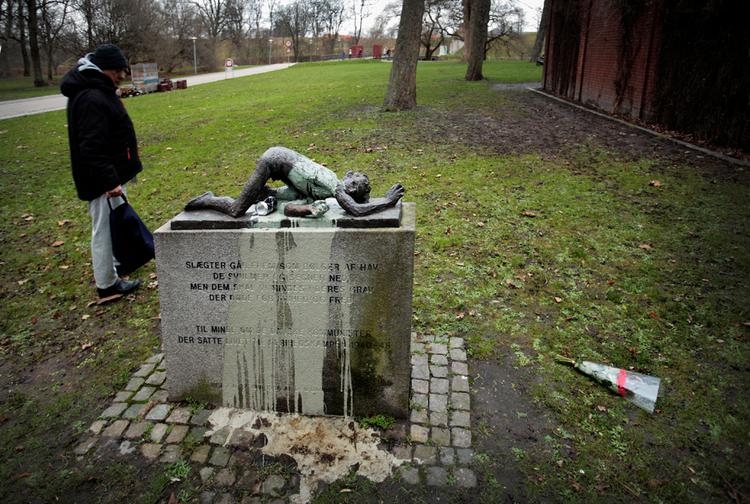 Skulpturen 'Ung såret mand' blev rejst i 1996 ved Frihedsmuseet i København til minde om de mange kommunister, der faldt i modstandskampen under Anden Verdenskrig. Skulpturen er blevet overhældt med maling. 