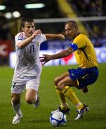 Henrik Larsson (til højre) har spillet 101 landskamp for Sverige og scoret 37 gange. Her er han i nærkamp med Ungarns Scabolcs Huszti. 