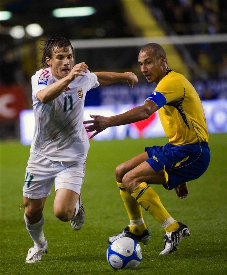 Henrik Larsson (til højre) har spillet 101 landskamp for Sverige og scoret 37 gange. Her er han i nærkamp med Ungarns Scabolcs Huszti. 