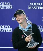 Søren Kjeldsen med Volvo Masters-trofæet, som han vandt i 2008. 