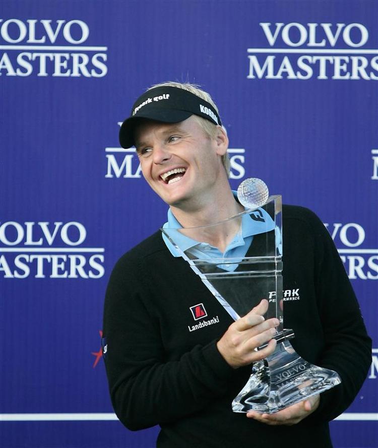 Søren Kjeldsen med Volvo Masters-trofæet, som han vandt i 2008. 