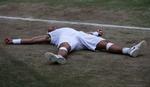 Rafael Nadal udmattet på wimbledons græs. 22. juni begynder spanieren på sit titelforsvar. 