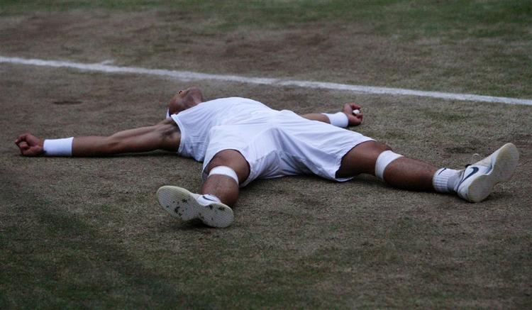 Rafael Nadal udmattet på wimbledons græs. 22. juni begynder spanieren på sit titelforsvar. 