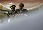 Zimbabwes diktator Robert Mugabe, da han i dag deltog i begravelsen af en kampfælle fra 1970'ernes partisankrig. 
