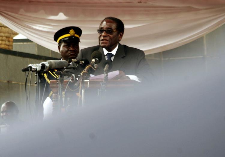 Zimbabwes diktator Robert Mugabe, da han i dag deltog i begravelsen af en kampfælle fra 1970'ernes partisankrig. 