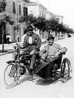 Giacomo Puccini på motorcykel med sønnen Antonio. Det er komponisten i sidevognen - han havde ikke kørekort. Foto fra Francesco Christofoli: Giacomo Puccini. En fremragende operakomponist. 