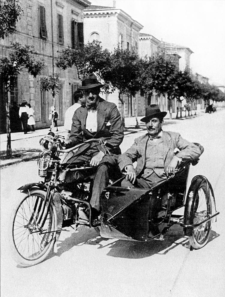Giacomo Puccini på motorcykel med sønnen Antonio. Det er komponisten i sidevognen - han havde ikke kørekort. Foto fra Francesco Christofoli: Giacomo Puccini. En fremragende operakomponist. 