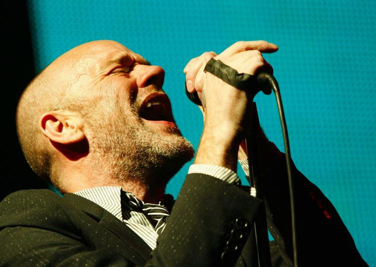 R.E.M. og forsanger Michael Stipe er en dek af den store musikstrid mellem Warner og Youtube (arkivfoto). 