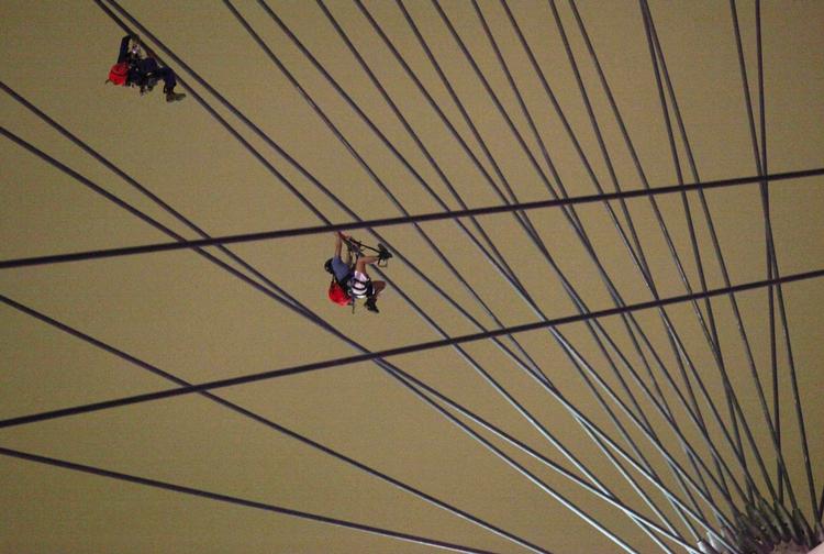 Redningsarbejderne kravler op til kabinerne. 