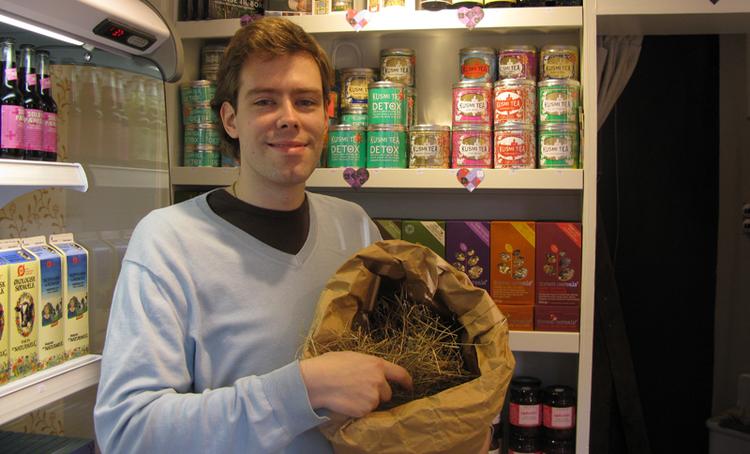 Et af Meyers Deli's tilløbsstykker er hø, der kan lægges i brændeovnen for en landlig duft af jul. 