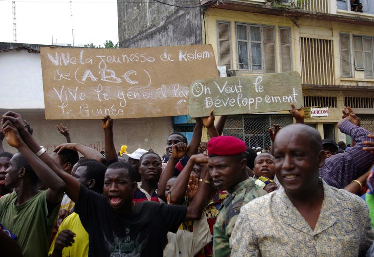 Arkikvfoto fra hovedstaden Conakry i maj, hvor der blev gennemført en sympatidemonstration for den netop afdøde præsident. 