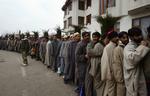 Kø uden for et afstemningssted i Kashmirs største by Srinagar i dag. 