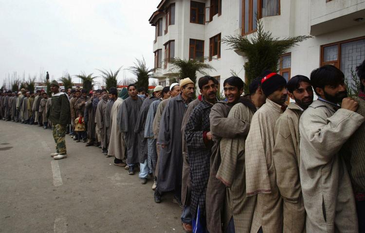 Kø uden for et afstemningssted i Kashmirs største by Srinagar i dag. 