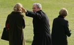 Præsident George W. Bush forlader Det Hvide Hus for at holde juleferie. I samme ombæring har han valgt at benåde 19 kriminelle. 