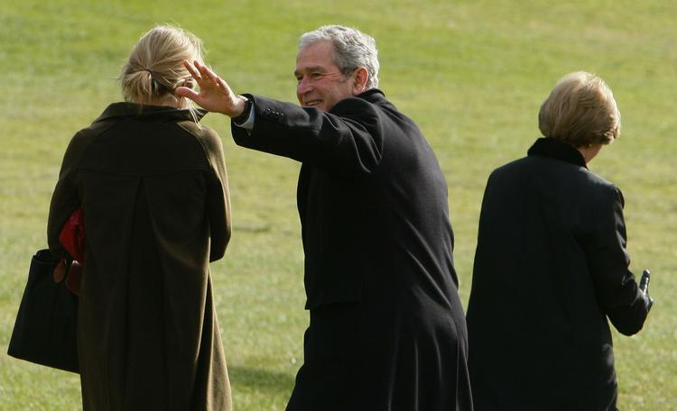 Præsident George W. Bush forlader Det Hvide Hus for at holde juleferie. I samme ombæring har han valgt at benåde 19 kriminelle. 