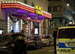 Politiet leder stadig efter den mand, der skød omkring sig på et kasino i Stockholm. 