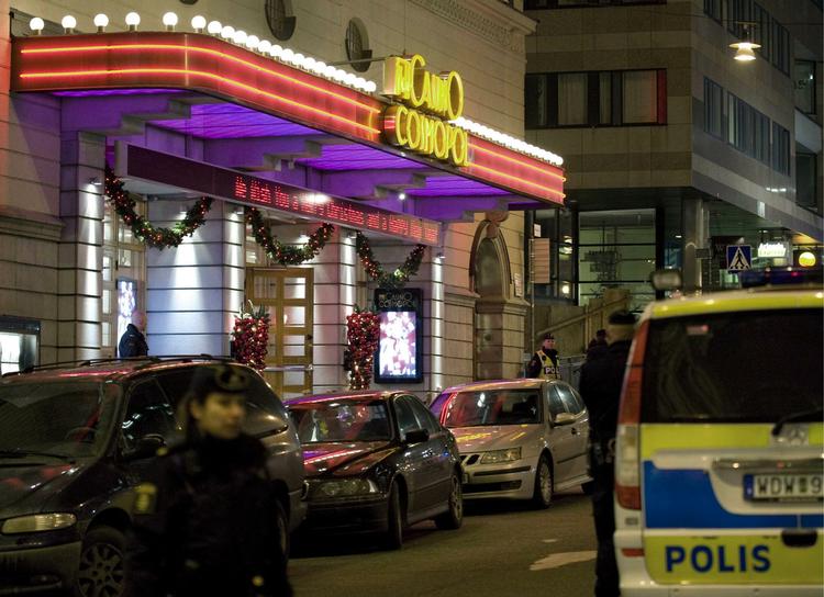 Politiet leder stadig efter den mand, der skød omkring sig på et kasino i Stockholm. 