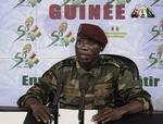 En talsmand for militærjuntaen annoncerer magtovertagelsen i Guinea. 