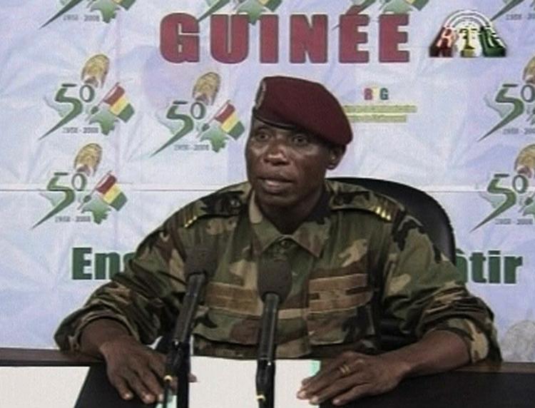 En talsmand for militærjuntaen annoncerer magtovertagelsen i Guinea. 