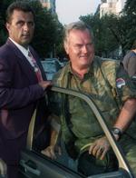 Dette billede af bosnisk-serbiske Ratko Mladic stammer fra 1992. Der er stadig millioner at hente for informationer, der fører til hans anholdelse. 