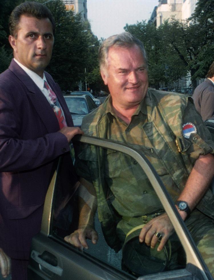 Dette billede af bosnisk-serbiske Ratko Mladic stammer fra 1992. Der er stadig millioner at hente for informationer, der fører til hans anholdelse. 
