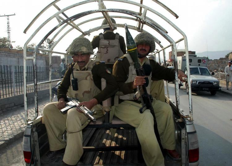 Pakistanske tropper tæt ved Afghanistans grænse kører forsyninger for NATO og USA. Det er nogle af de tropper, der er på vej mod den indiske grænse. 