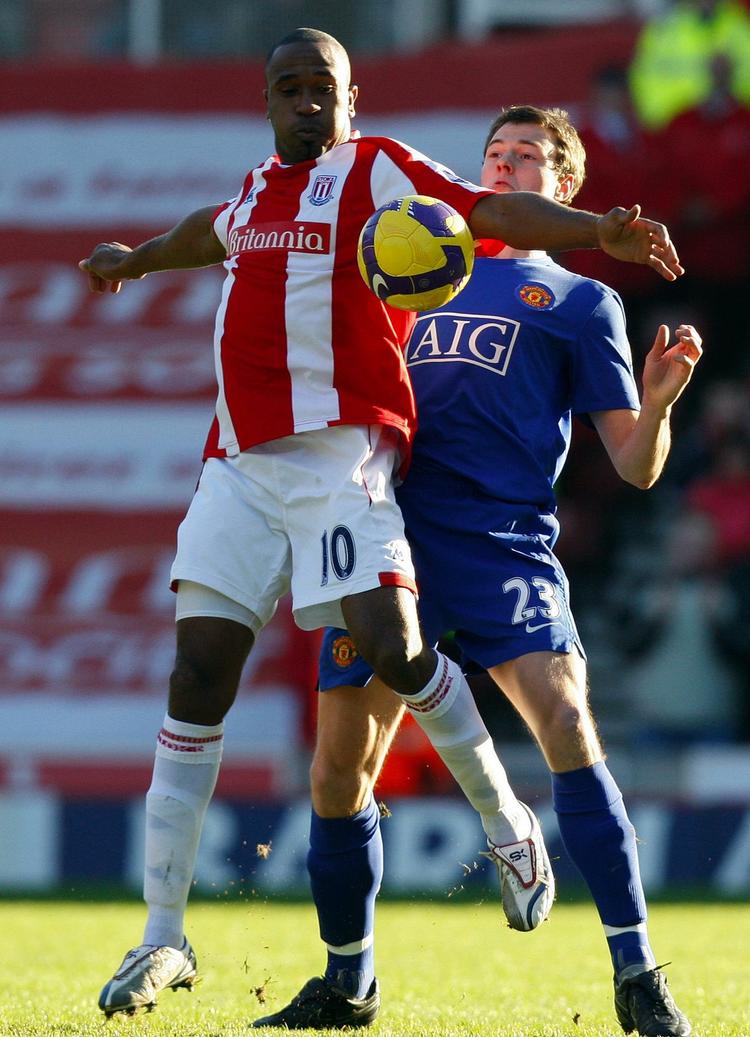 Unge Jonny Evans (bagerst) fik plads i Manchester Uniteds startopstilling, da superstjernen Rio Ferdinand blev skadet under opvarmningen. 