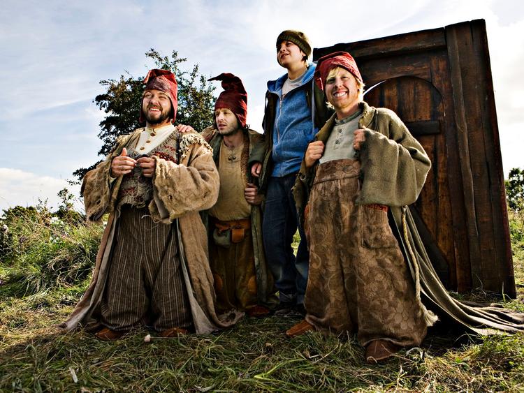 På grund af en alvorlig krise må drengen Mikkel sammen med Goddreng, Gammelbo og Høvlebænk begive sig til det underjordiske rige, hvor nisserne bor, hvor der imidlertid ikke er julebal. Foto: Per Arnesen/TV 2 