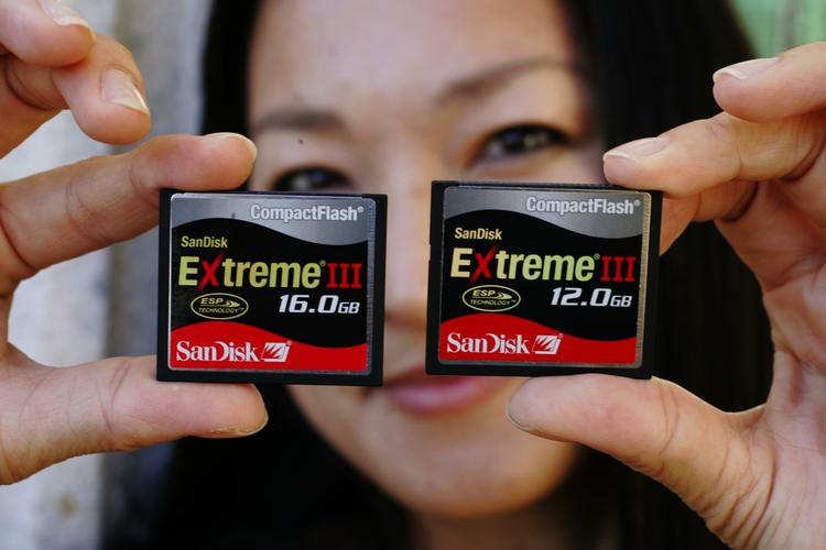 En ansat hos SanDisk viser to af firmaets flash-hukommelses kort, der på wired.coms liste over nye teknologiske gennembrud i 2008 ligger på en 7. plads. 