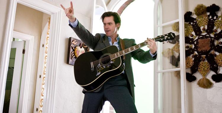 Jim Carrey spiller Carl Allen - manden, der påtager sig en givende livsfilosofi: Sig 'ja' til det hele. 