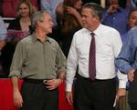 Præsident Bush laver sjov med broderen Jeb Bush (til højre) på dette billede fra 2006. 