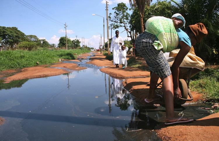 Det er enkelt at kurere og forebygge kolera, men epedemi truer i Zimbabwe, hvor vandforsyningen næsten er forsvundet. Arkivfoto fra Harare 5. december. 