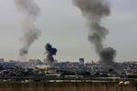 Røg stiger op efter luftangrebet mod Gaza By. Her fotograferet ind over sikkerhedsmuren mellem Israel og de palæstinensiske områder. 