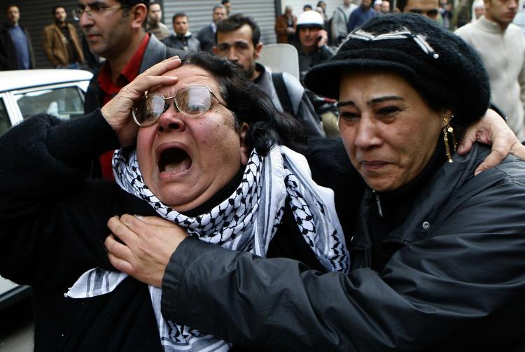 En palæstinensisk kvinde i Syriens hovedstad, Damascus, protesterer mod det israelske luftangreb på Gaza-striben. 