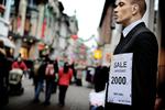 Der var god plads mellem tilbudsskiltene på Strøget. 
