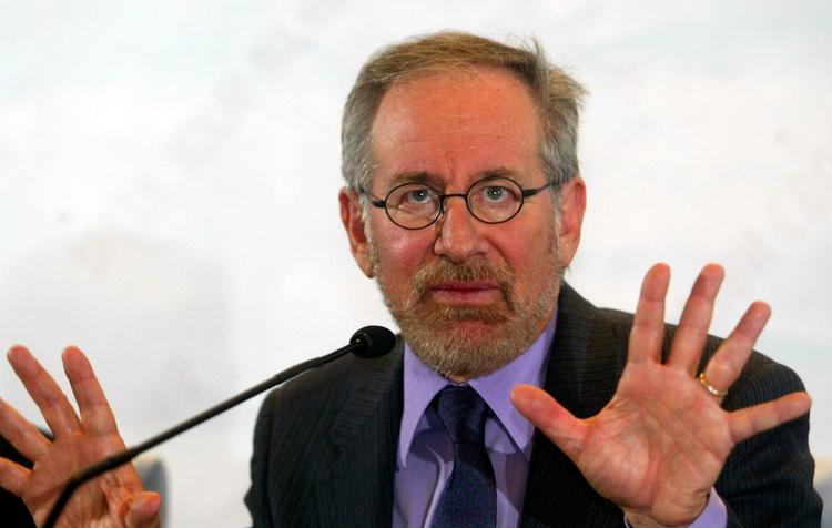 Steven Spielberg skal skaffe 750 millioner dollar ud af de i alt 1,2 milliarder, det kræver at etablere DreamWorks selvstændigt. 