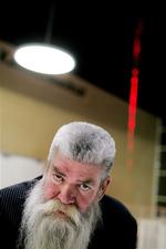 Billedkunstneren m.m. Ingvar Cronhammer. Her set til pressemøde i Musikhuset i Århus i 2007 i anledning af et lysudsmykningsprojekt bestående af en installation med flashrød laserfontæne og en omvendt tidsmaskine. 