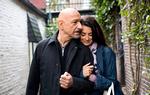 Gammel gris eller gammel dreng? Ben Kingsley (David Kepesh) forelsker sig i filmen 'Elegy' i den noget yngre Penelope Cruz (Consuela Castillo). En moden film om et svært emne. 