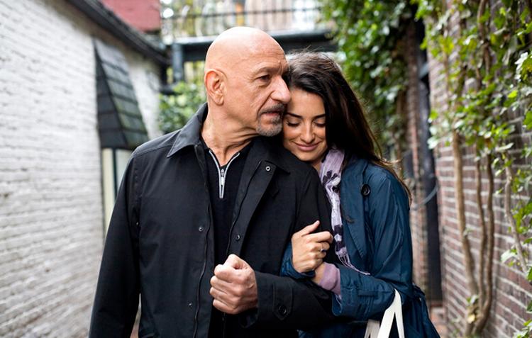 Gammel gris eller gammel dreng? Ben Kingsley (David Kepesh) forelsker sig i filmen 'Elegy' i den noget yngre Penelope Cruz (Consuela Castillo). En moden film om et svært emne. 