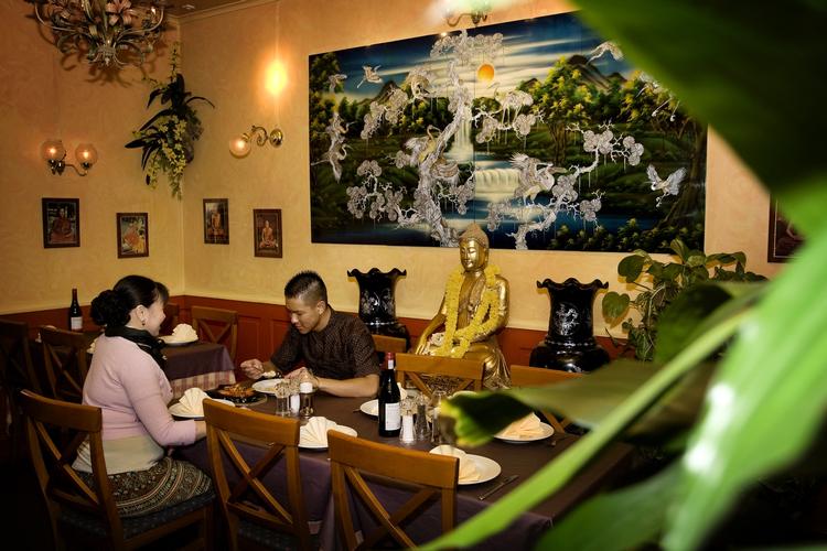 Silom er en sympatisk Thai-klassiker på Østerbro,  men prisen taget i betragtning kommer den ikke over to huer. Kvaliteten af de standardiserede thai-retter er for svingende. 