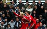 Midterforsvarerne Samy Hyypiä og Daniel Agger fejrer finnens scoring til 2-0 i udekampen mod Newcastle. 