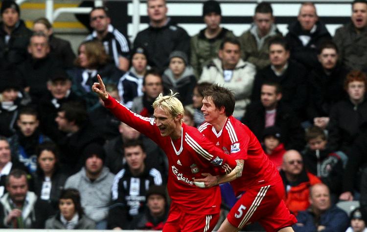 Midterforsvarerne Samy Hyypiä og Daniel Agger fejrer finnens scoring til 2-0 i udekampen mod Newcastle. 