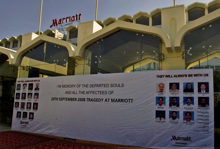 Folk, der mistede livet ved terrorangrebet på Marriott, bliver mindet på et banner uden for luksushotellet. 