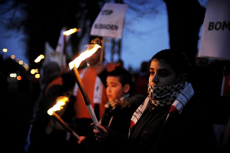 Flere hundrede mennesker er mødt op til demonstrationen i Hellerup. 