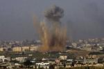 Et israelsk missil rammer i det nordlige Gaza. 40 underjordiske forsyningstunneler mellem Gaza og Egypten er blevet angrebet med missiler i dag. 