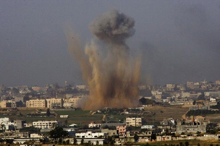 Et israelsk missil rammer i det nordlige Gaza. 40 underjordiske forsyningstunneler mellem Gaza og Egypten er blevet angrebet med missiler i dag. 