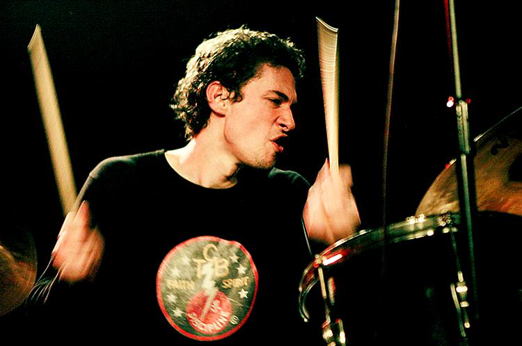 DR's nedprioriteringer rammer ikke mindst livemusikken og dermed mange yngre talenter. Her sidder Stefan Pasborg bag trommerne i Ibrahim Electric. Arkivfoto: Rasmus Weng Karls/Polfoto 