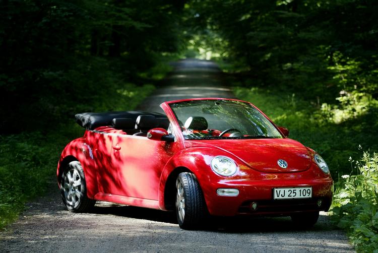 VW New Beetle hører til den gruppe af biler, der har sin storhedstid bag sig. I 2008 blev der solgt 11 stk. i Danmark. Ikke en gang en cabriolet kan lokke kunder til i større antal. 